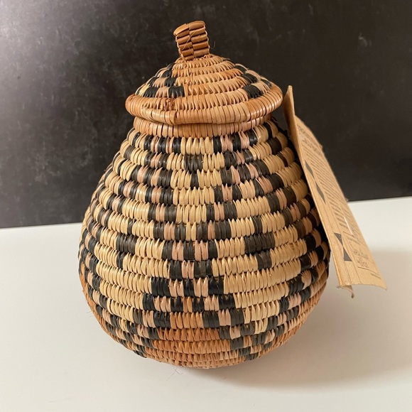 Handmade Zulu Basket w/maker tags attached - Picture 3 of 9